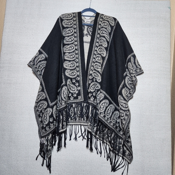 no brand Sweaters - Tasseled Knit Black and White Paisley Poncho One Size